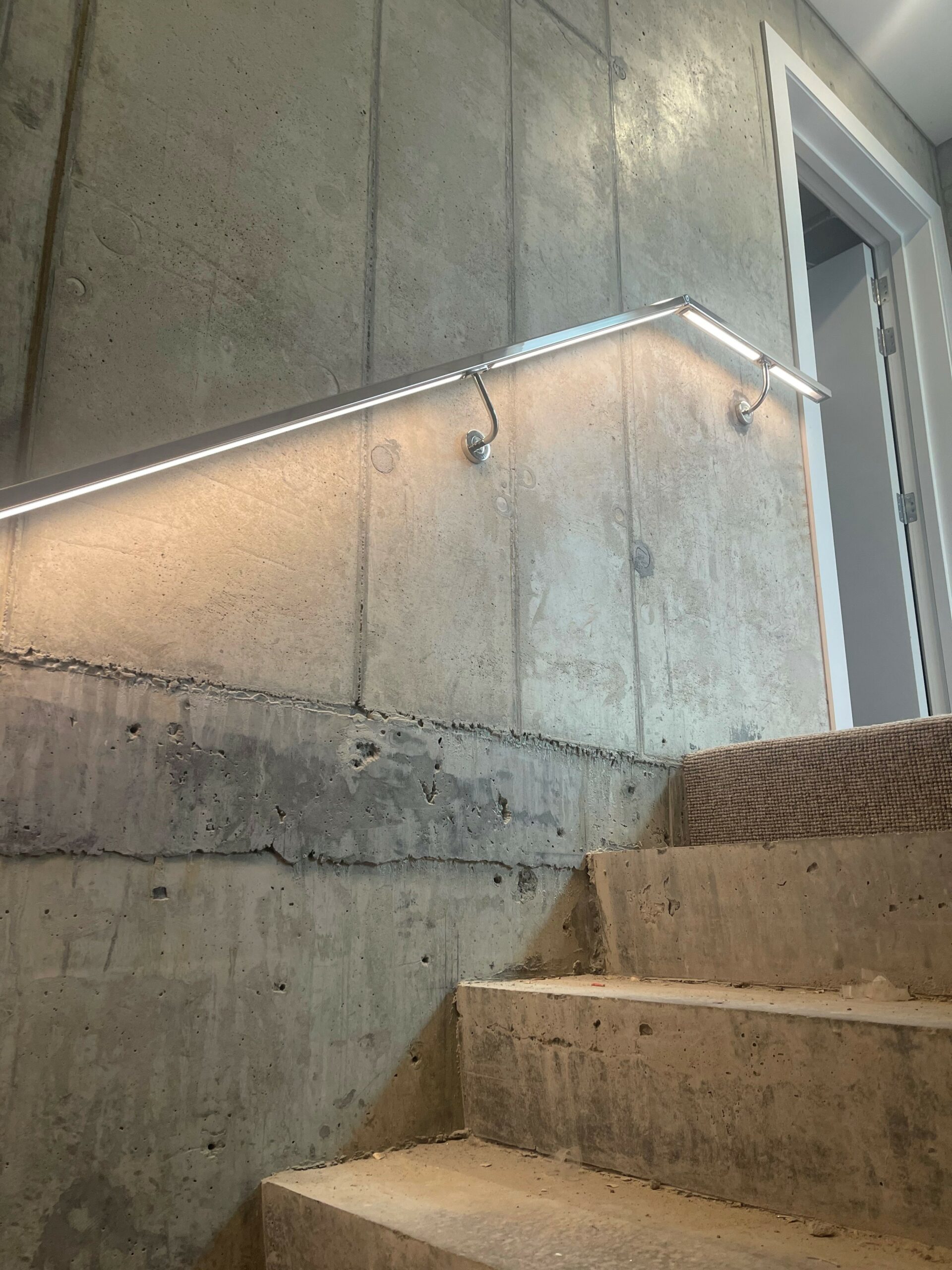 Aluminium Screens/Anchorjak Tiles/Frameless Balustrades/Handrails